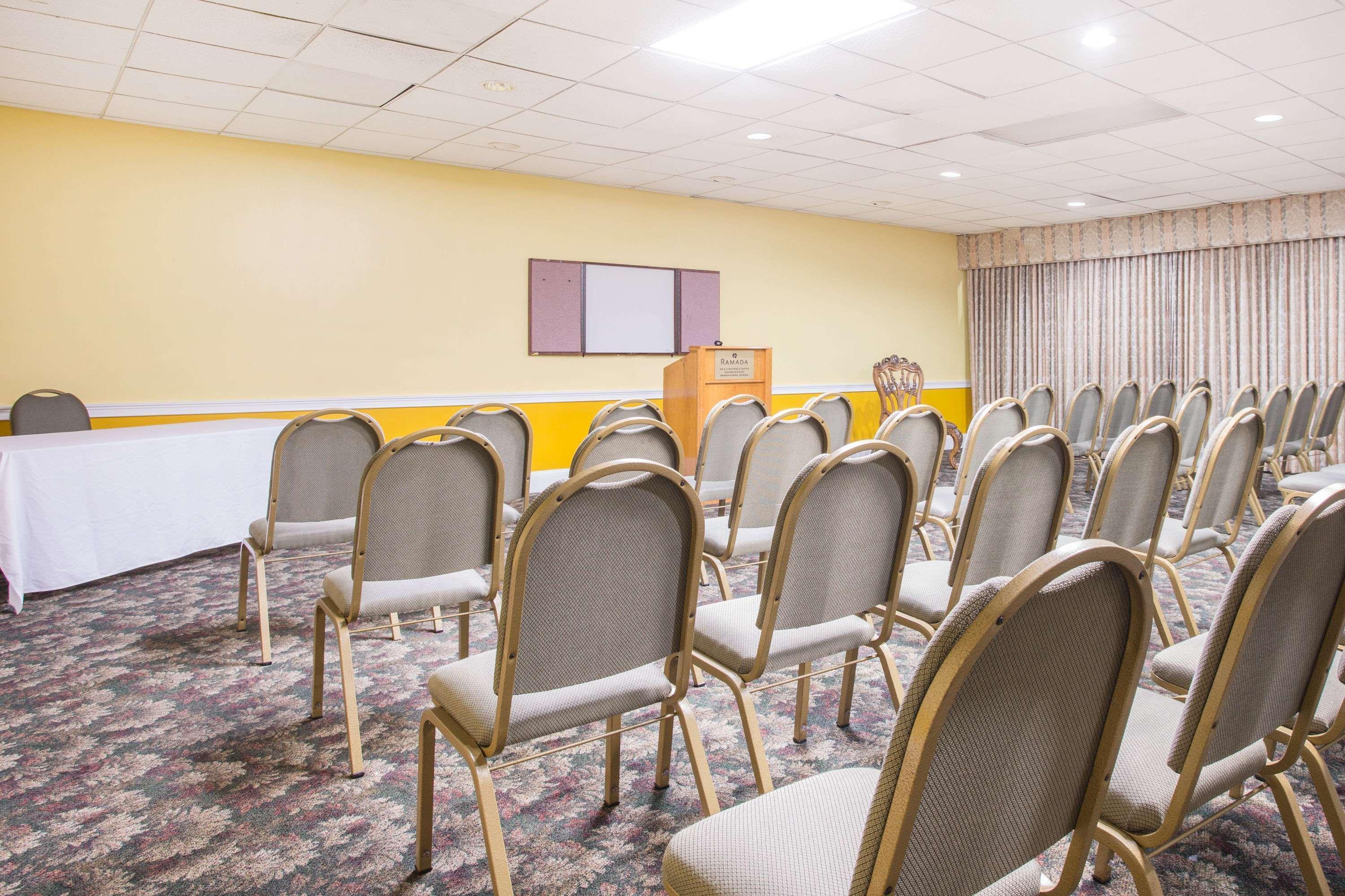 Ramada By Wyndham & Suites וורנר רובינס מראה חיצוני תמונה