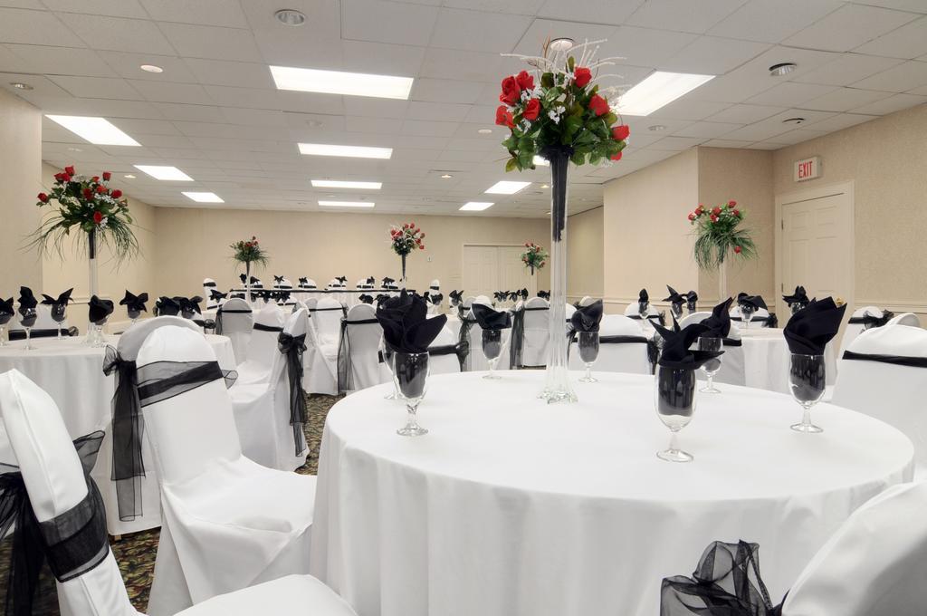 Ramada By Wyndham & Suites וורנר רובינס מראה חיצוני תמונה